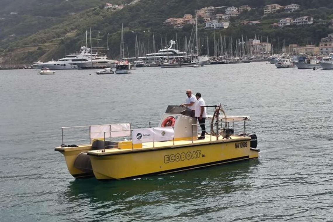 In azione in Calabria  gli 'spazzamare', puliscono le acque marine dalla sporcizia