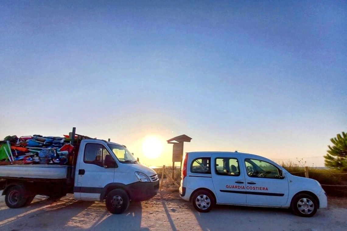 Lasciano gli ombrelloni sulla spiaggia libera per tenere il posto, sequestrati