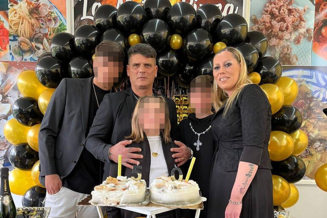 Spara alla moglie e si toglie la vita, in casa i tre figli minorenni