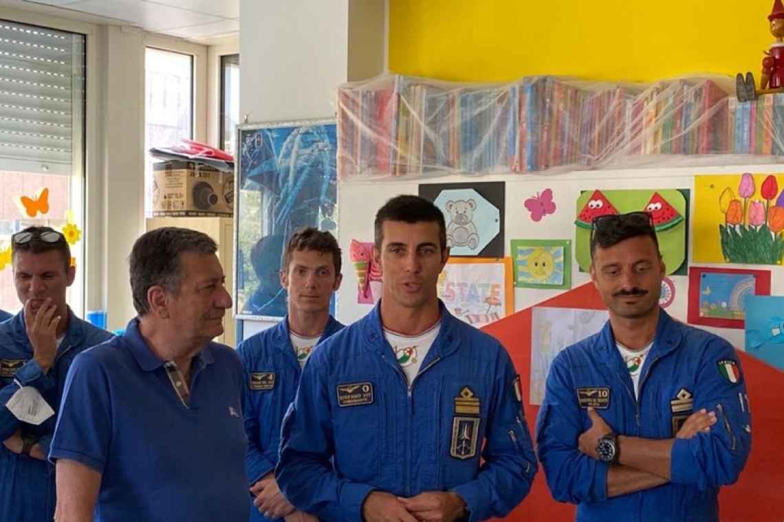 I componenti della pattuglia acrobatica delle Frecce tricolori visitano il reparto di Pediatria all’ospedale di Reggio C.