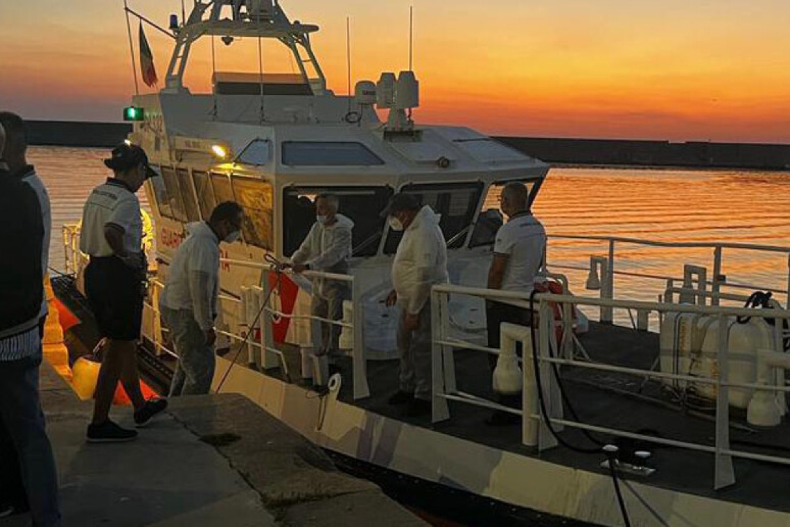 39 migranti su una barca a vela sono stati soccorsi e portati a Crotone