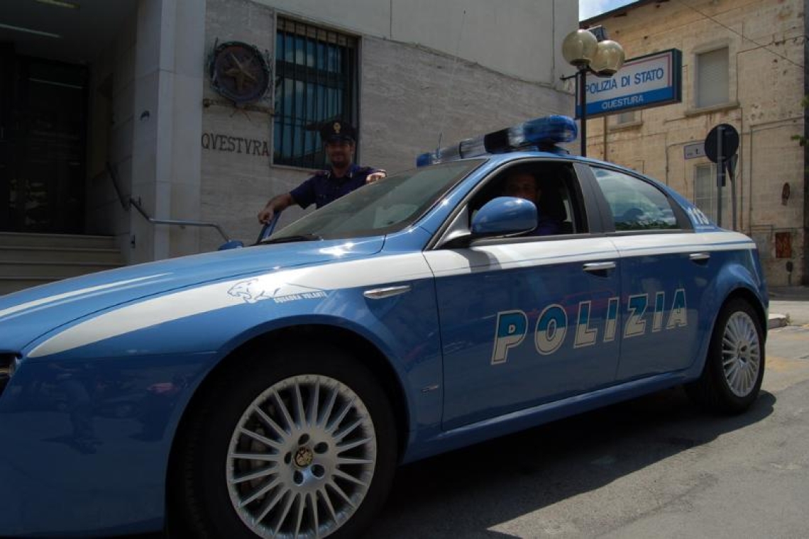 Organizzano una spedizione punitiva e distruggono i mobili in una casa
