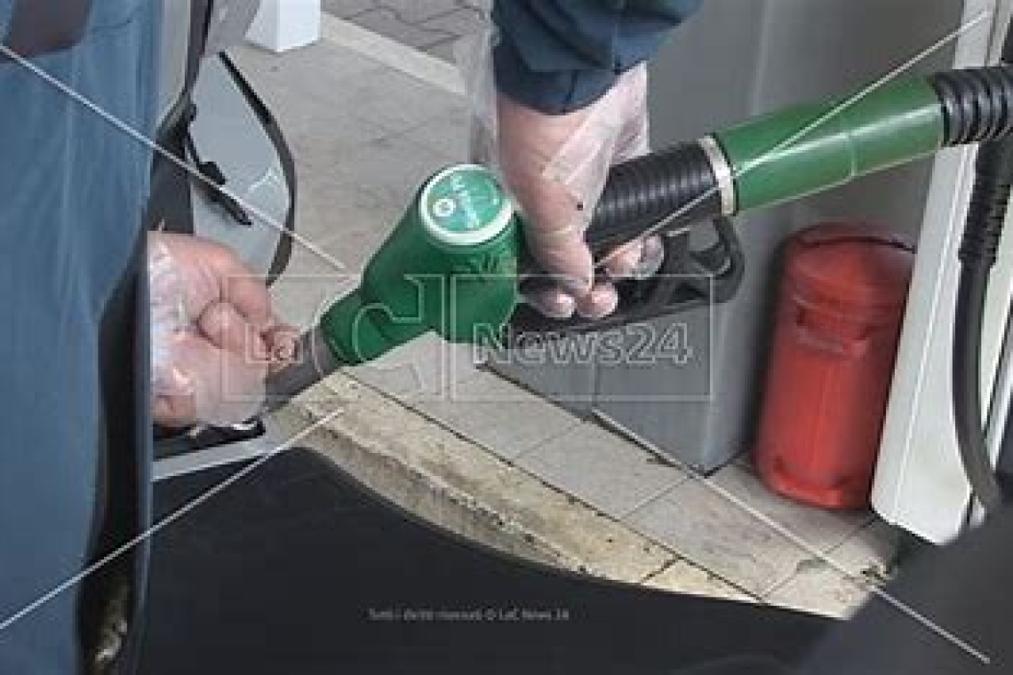 Da oggi cartelloni con il prezzo del carburante, a Napoli a macchia di leopardo
