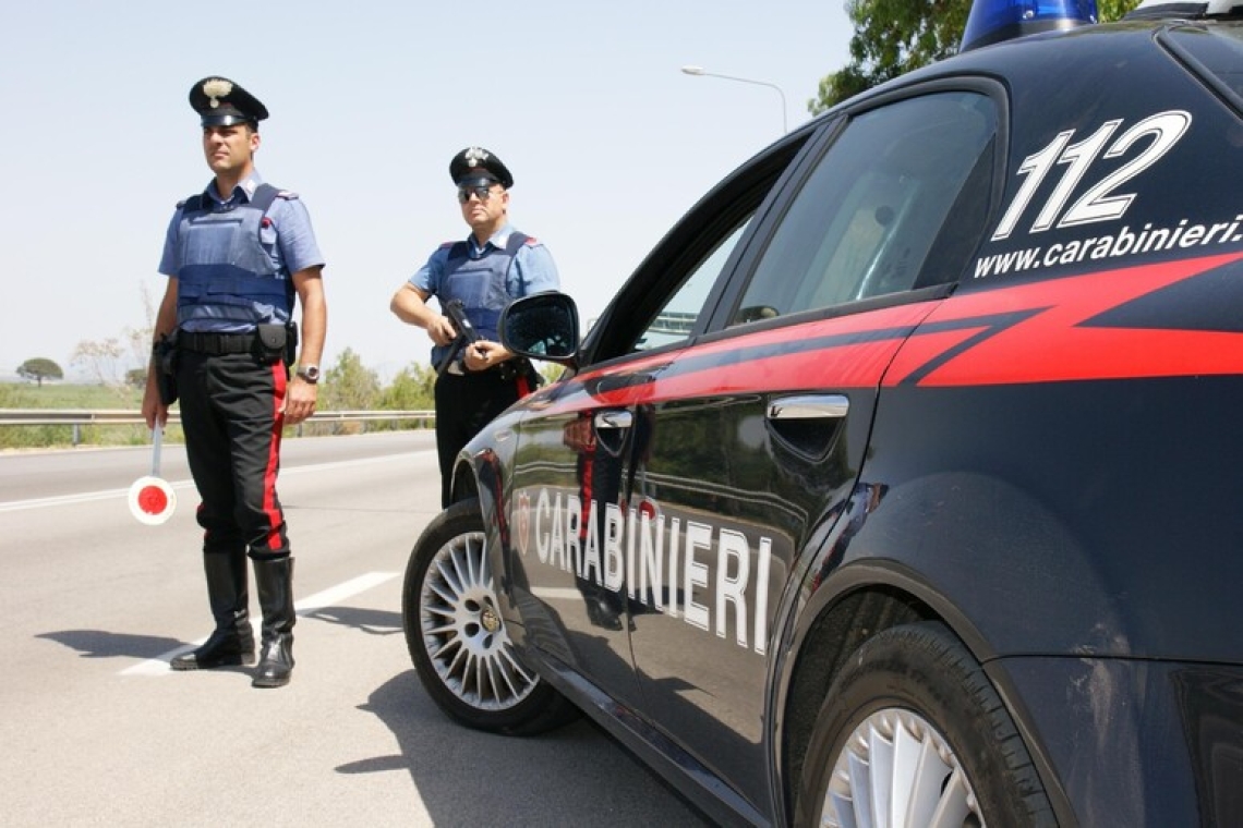 La direttrice dell’ufficio postale blocca le porte e impedisce la rapina