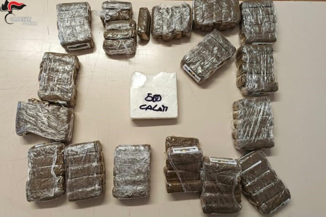 Bloccato con 8 chili di hascisc e 500 grammi di cocaina, arrestato