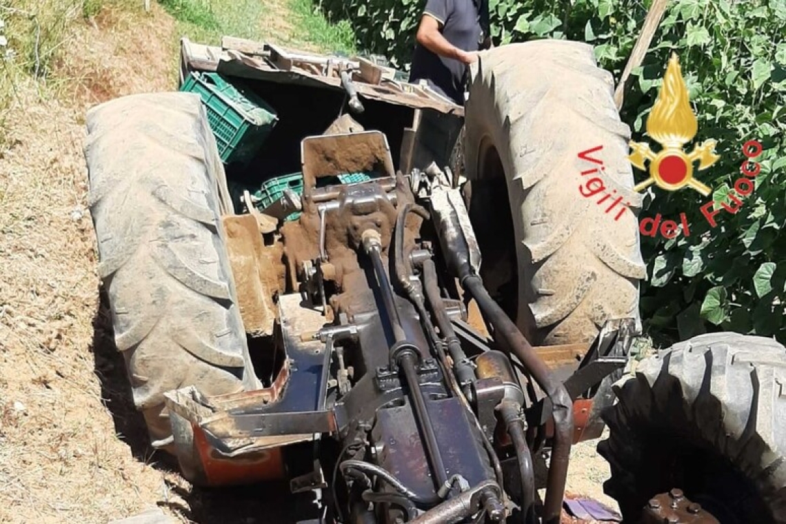 Si ribalta col trattore, morto settantacinquenne nel Catanzarese