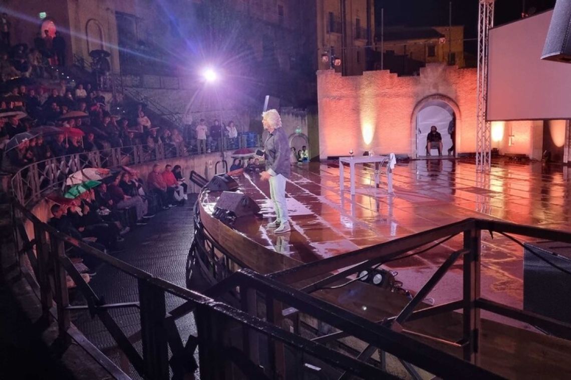 Beppe Grillo con  "L'Altrove" la prima nazionale in Calabria