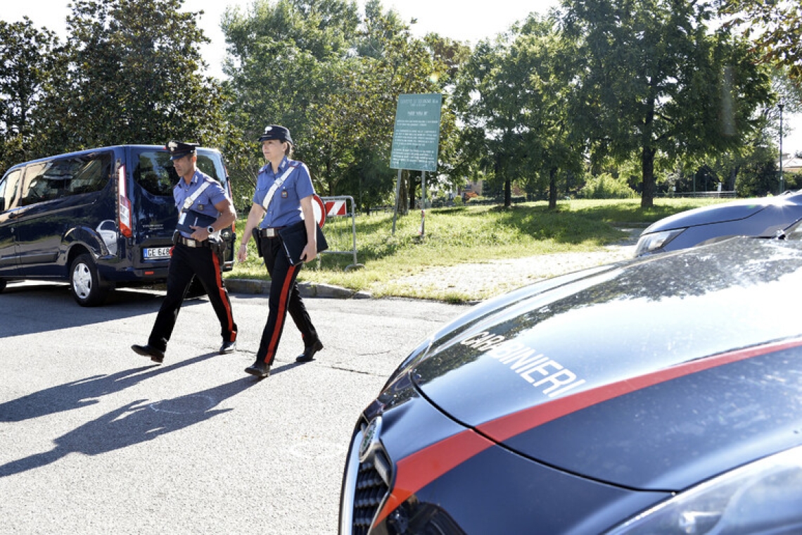 Picchia e dà fuoco ai vestiti della compagna, arrestato