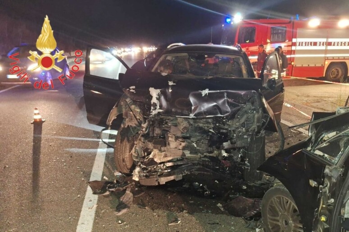 Ennesimo scontro frontale sulla statale 106, un morto