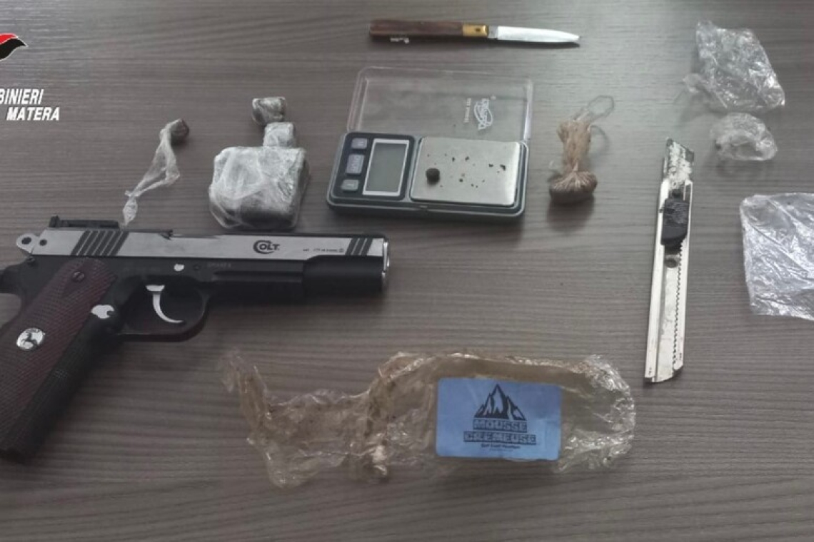 A casa gli trovano 70 grammi di hascisc e una pistola senza tappo rosso
