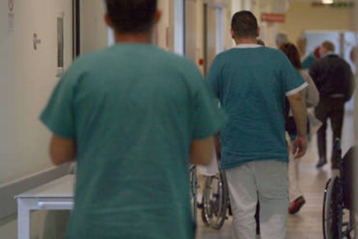 Viene accoltellato, portato in Ospedale ne devasta i locali