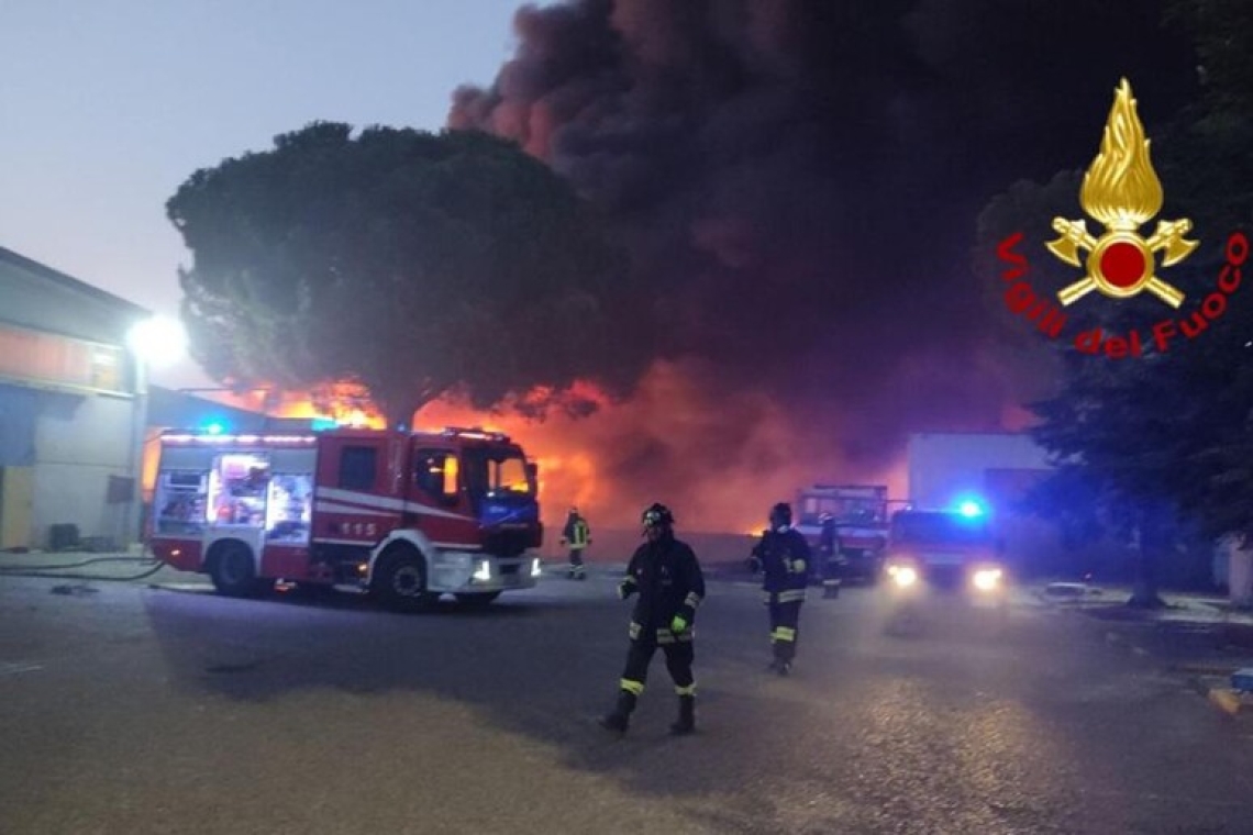 Ci son volute dodici ore per spegnere l’incendio di un capannone a Melfi