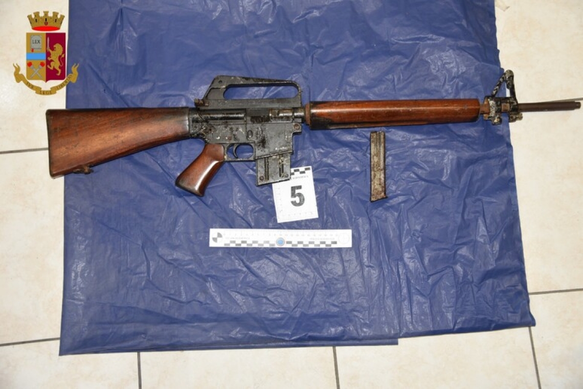 Armi e droga trovati dalla Polizia in un sottotetto a Cosenza