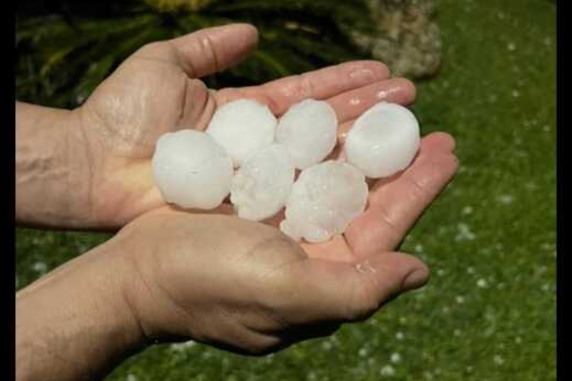 Chicchi di grandine come palle da tennis in Salento, danni ad alcune auto