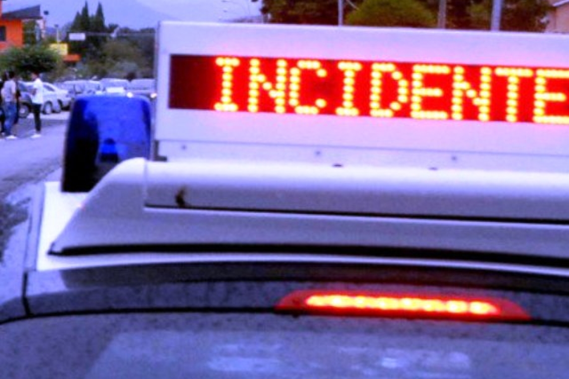 Si scontrano frontalmente un tir e un auto nel tarantino, un morto