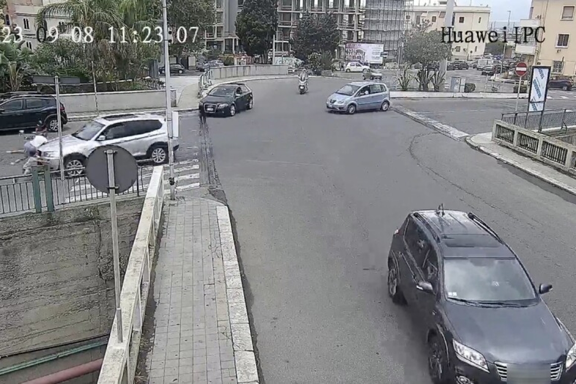 Una donna e 2 bimbi investiti sulle strisce pedonali, non sono in pericolo di vita