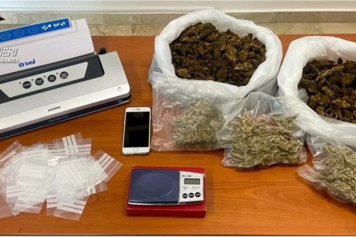 Era in possesso di 1,5 chili di marijuana che teneva nello scantinato, arrestato