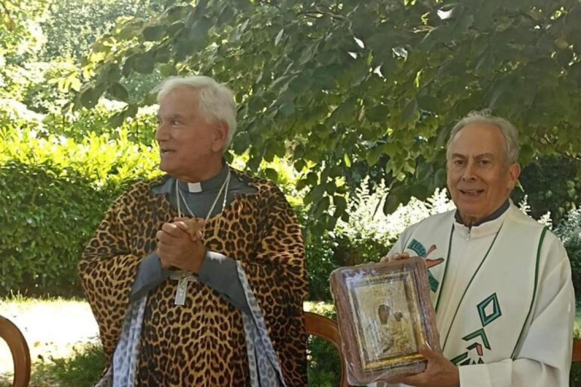 Il Sacerdote celebra con la casula leopardata, il web si scatena