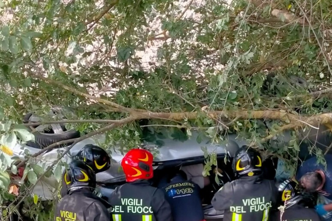 Finisce in un fossato dopo aver perso il controllo dell'auto, morto