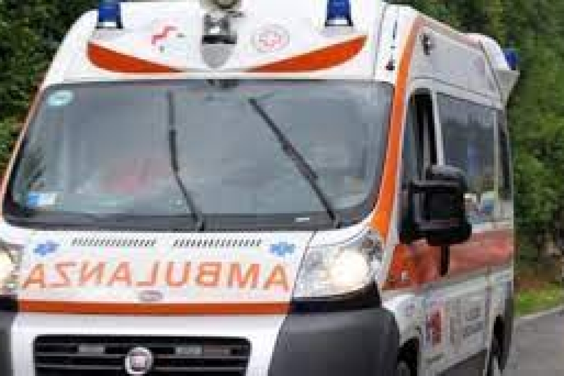 Durante dei lavori cade dal tetto di una casa, muore 43enne