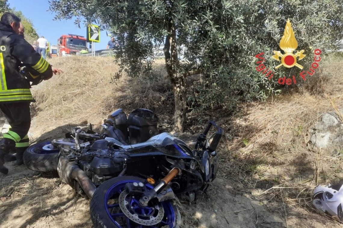 Perde il controllo della moto e finisce in una scarpata, morto 