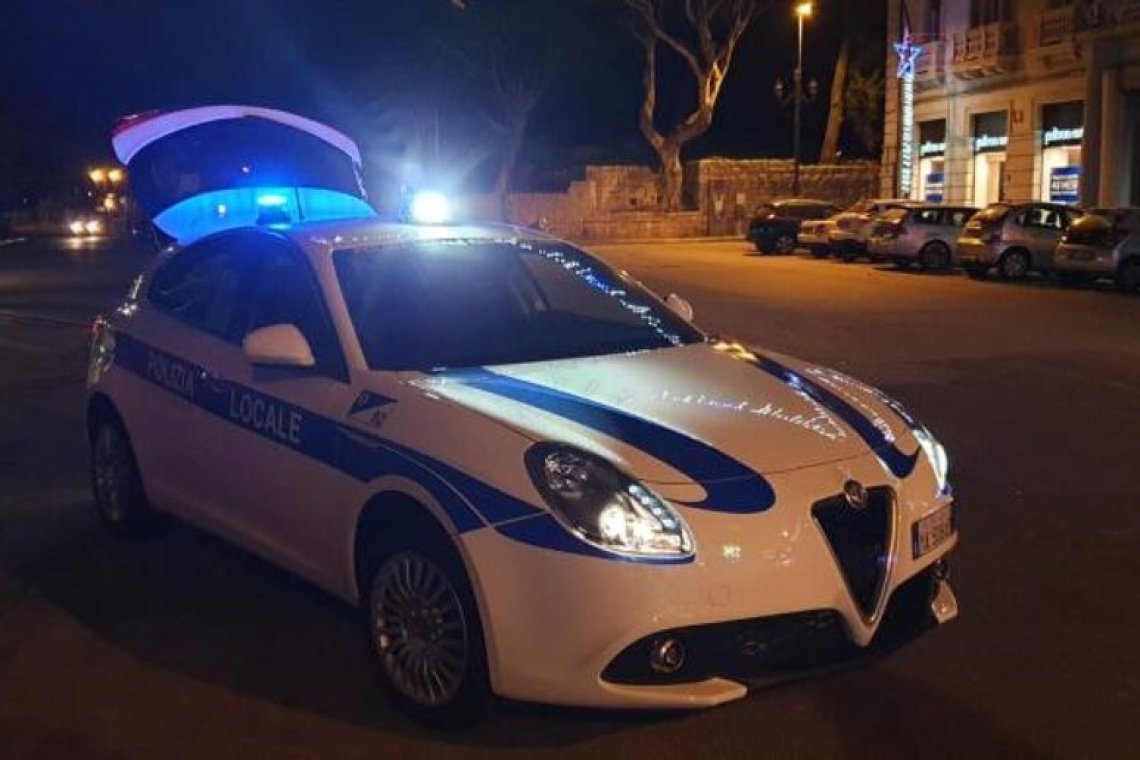 Finisce con la moto contro un muretto, morto motociclista