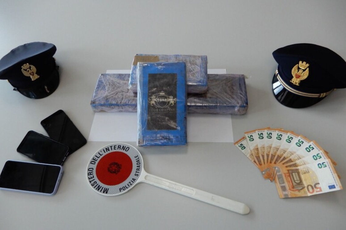 Viaggiava con 4 chili di cocaina, arrestato 48enne 