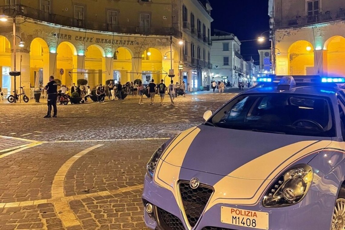 Un ladro tenta la fuga dal quinto piano, cade e muore