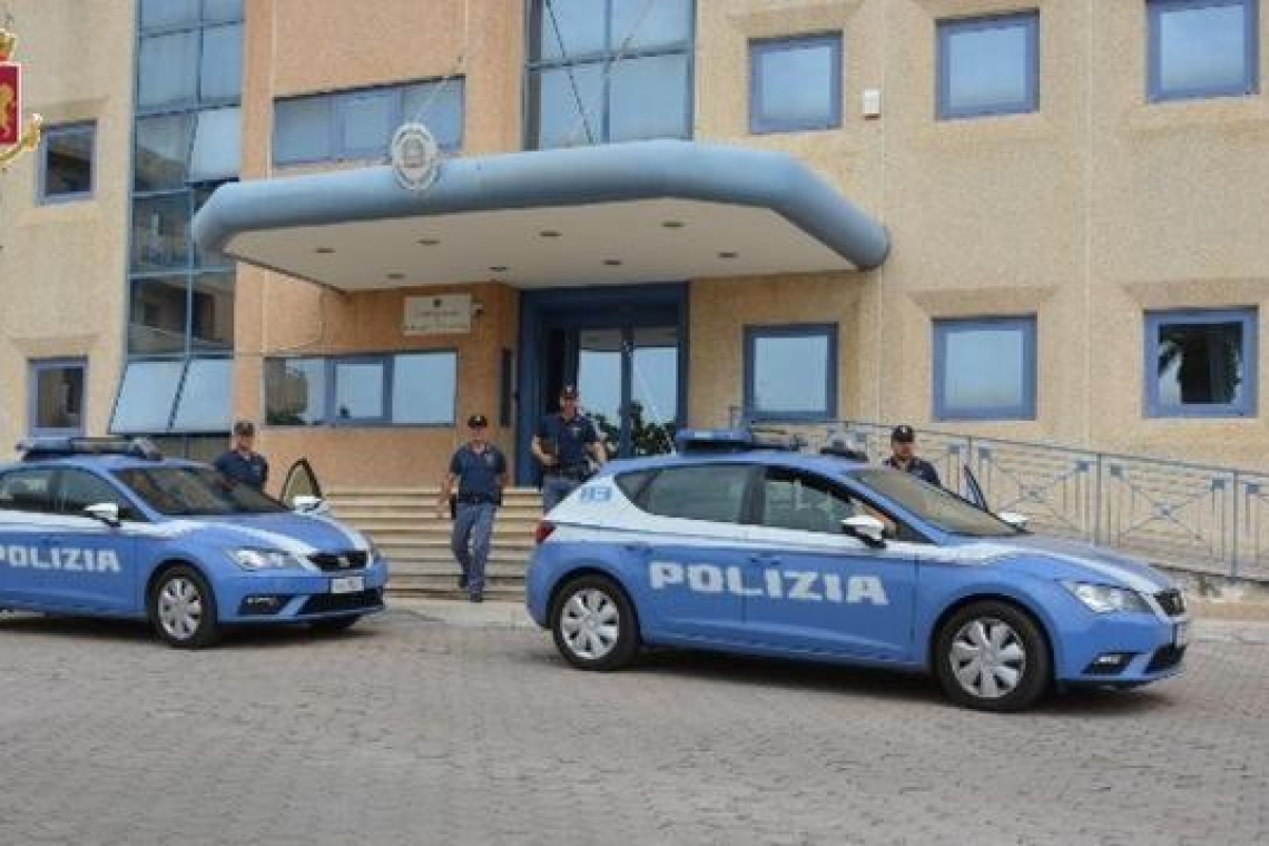 Tenta di abusare di una studentessa minorenne ma è costretto a scappare