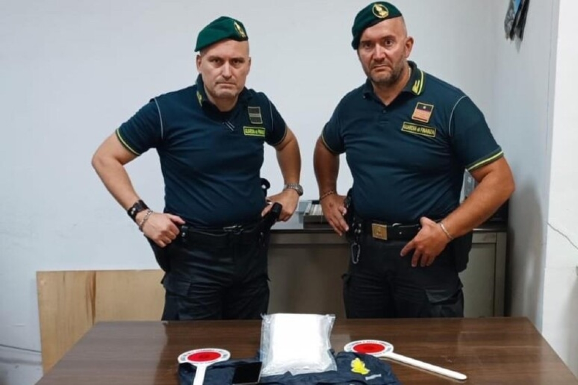 Trasportava circa un kg di cocaina sotto la sella dello scooter, arrestato