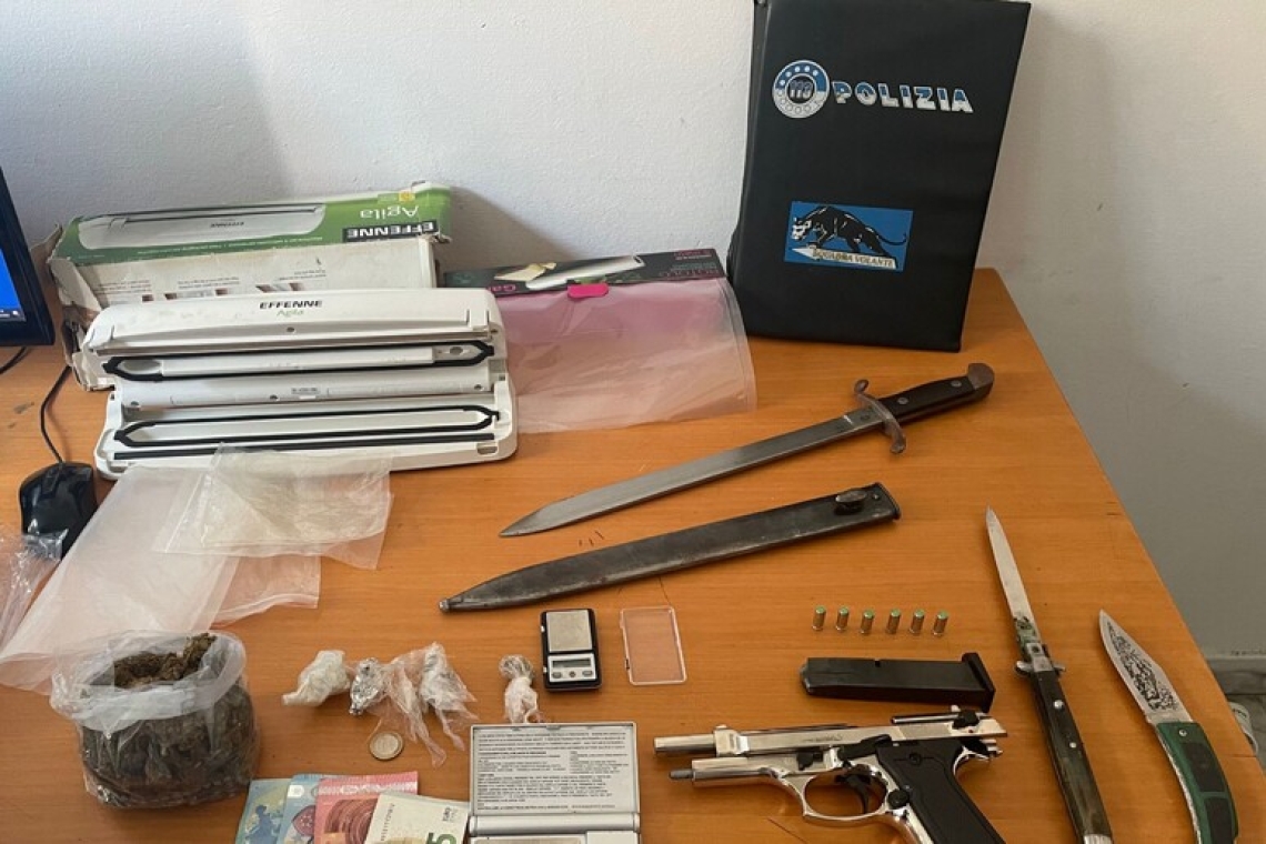 Fermato con una pistola a salve senza tappo rosso e droga, arrestato