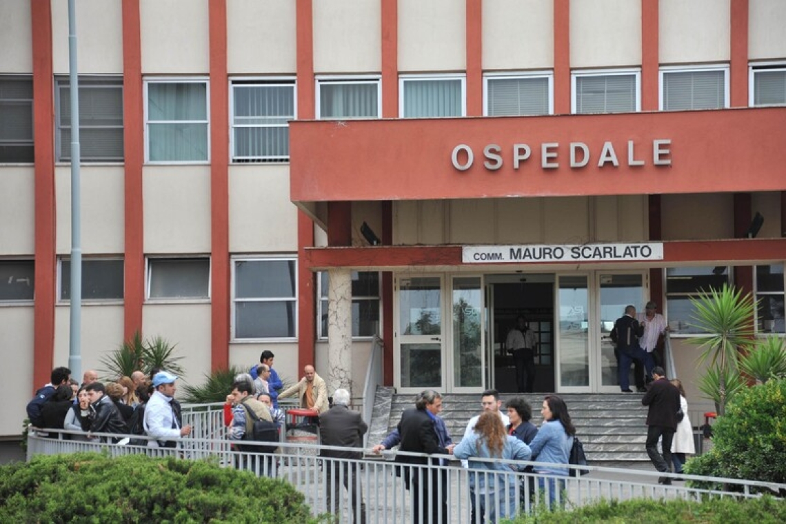 Muore dopo un malore vicino all'ospedale, il Pronto Soccorso era chiuso