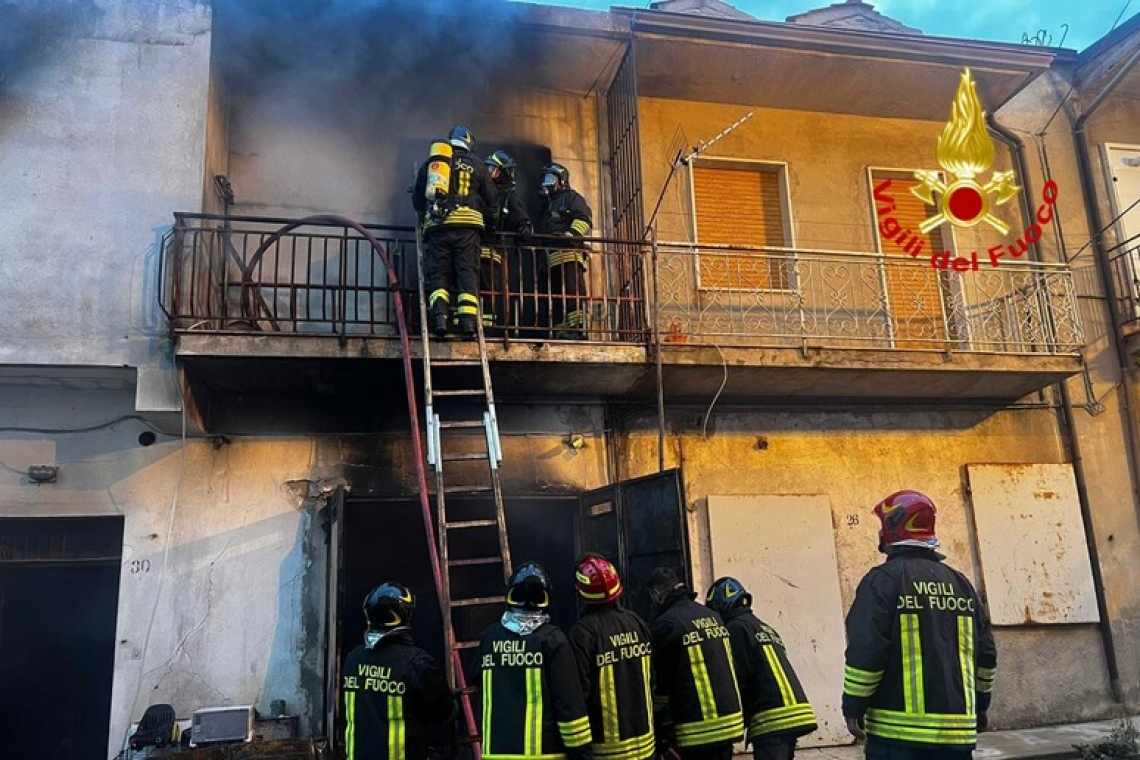 Incendio in un magazzino, danneggiata anche un’abitazione