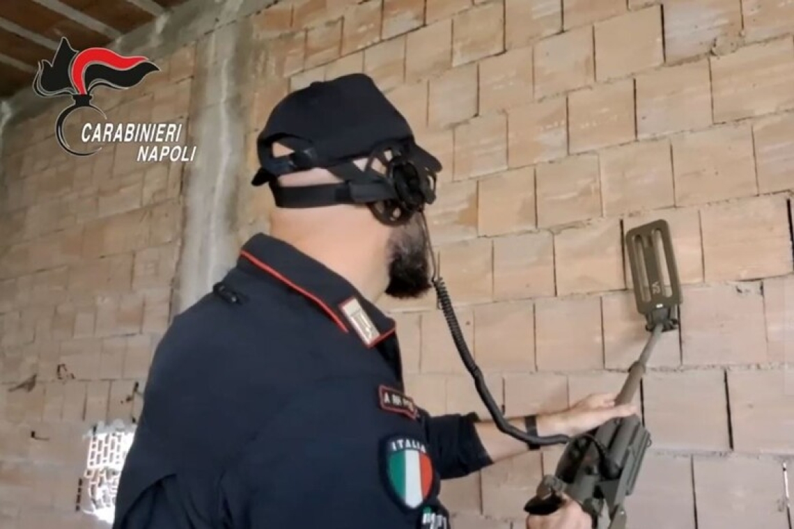 Scoperte armi e droga dei clan murati in un casolare a Caivano