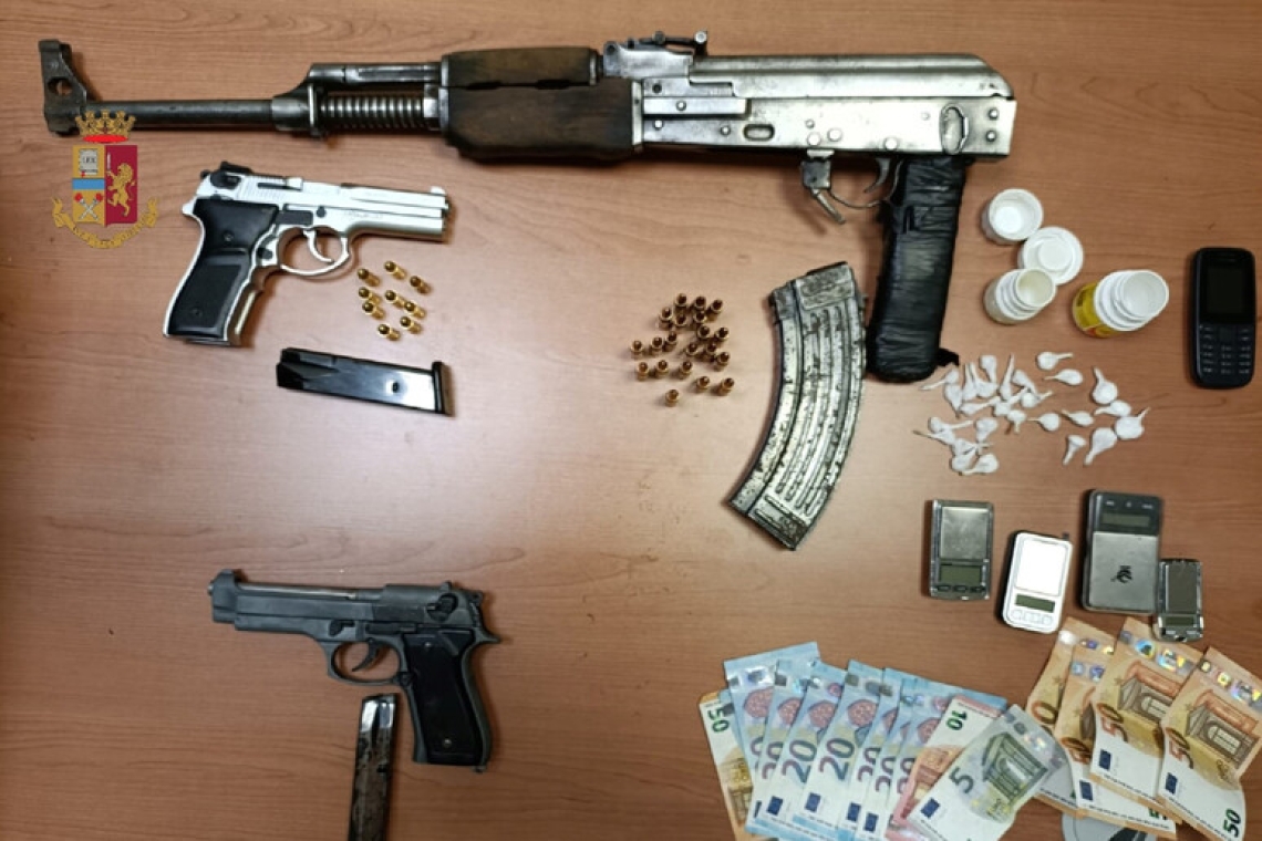 Trovate armi e droga in un appartamento di Caivano, tre arresti