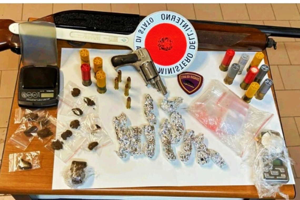 Scoperte e sequestrate armi e droga in Calabria