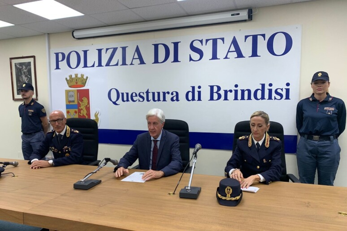 Tentano di truffare un anziano ma il nipote è poliziotto e li arresta