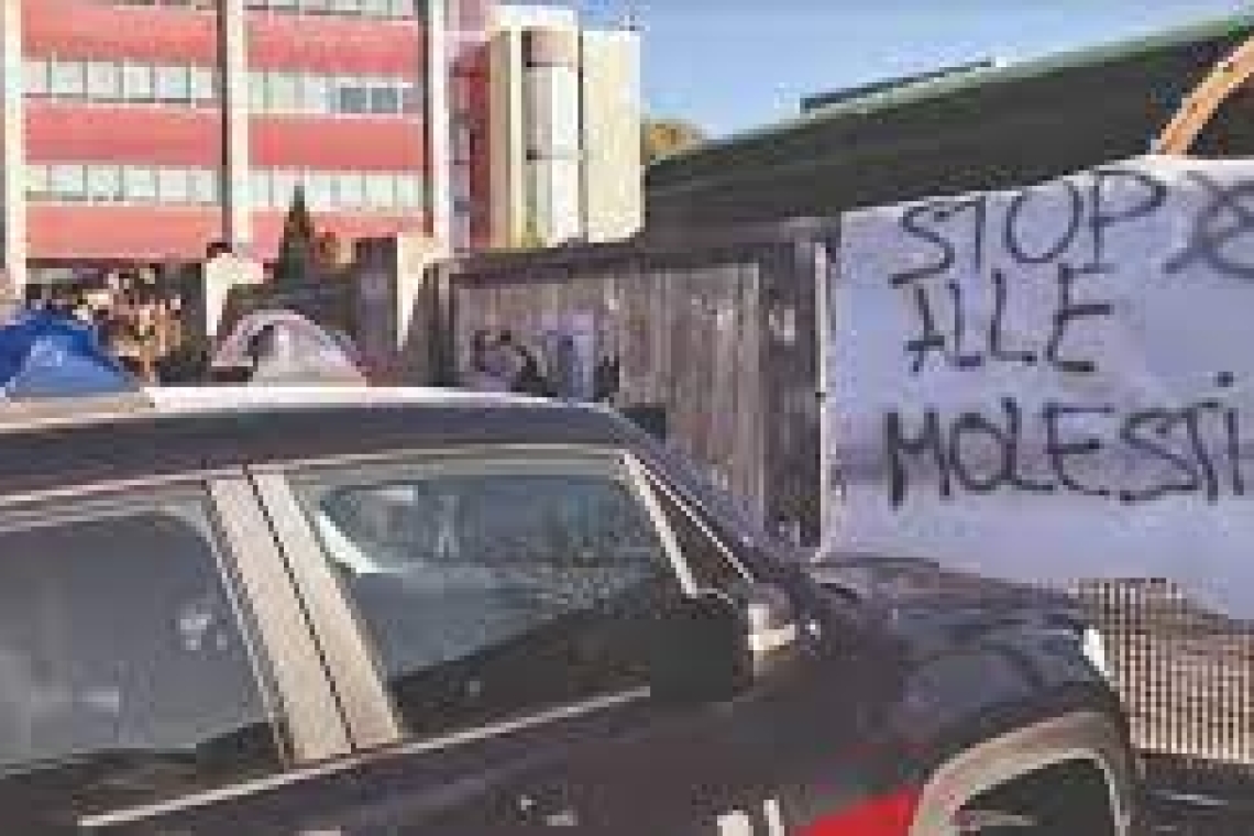 Accusato di molestie nei confronti di alcune studentesse a scuola, docente a giudizio