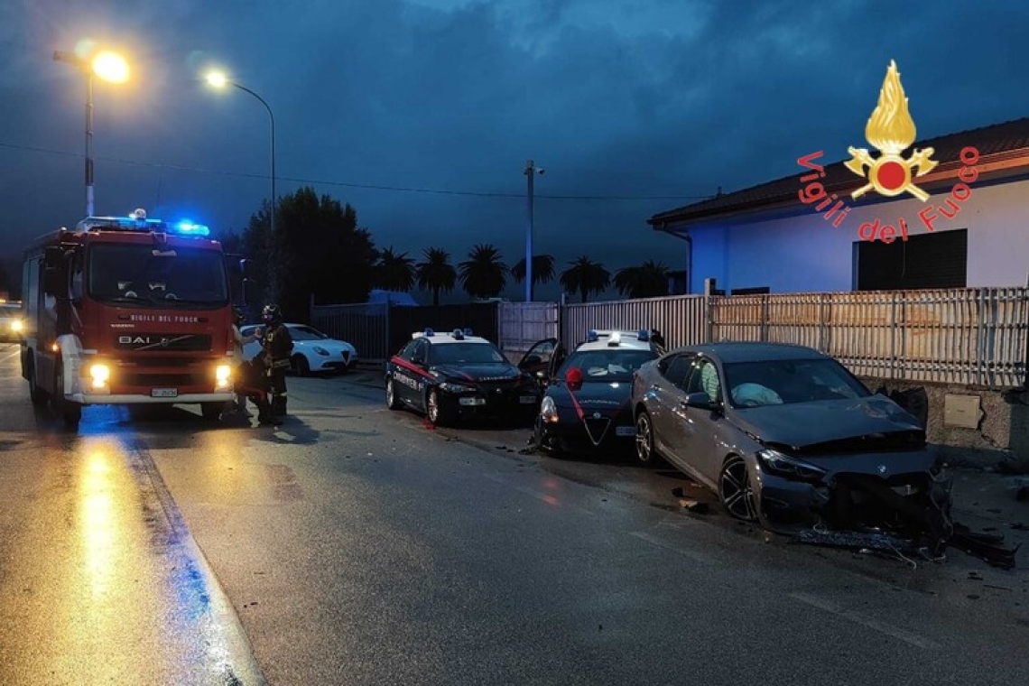 Perde il controllo dell’auto e finisce contro i carabinieri durante controllo, sono gravi 