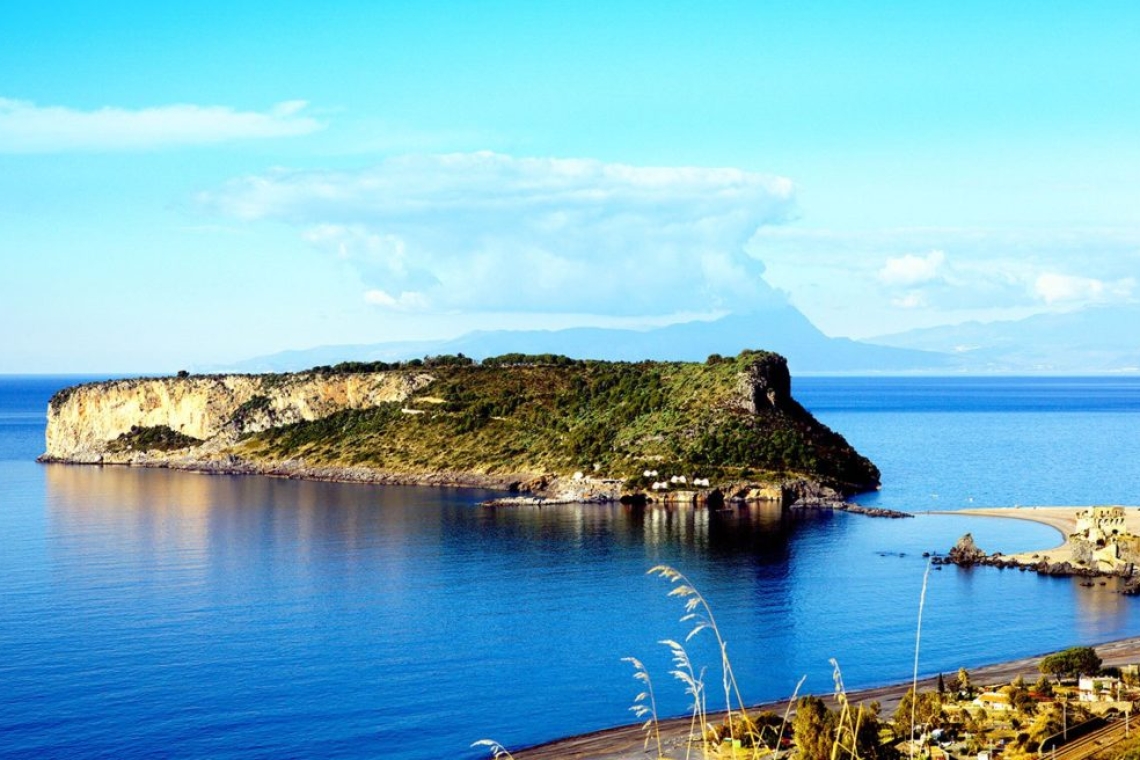 Isola di Dino, al via l’operazione di pulizia ambientale