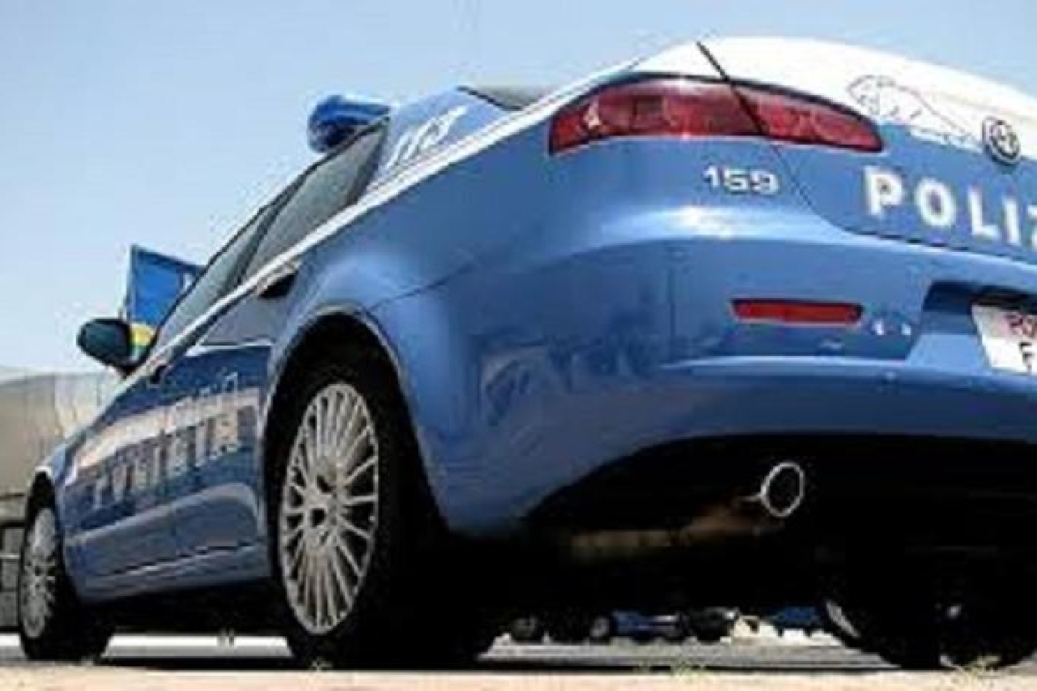 Ruba la borsa con 40 euro a un'anziana, arrestato 