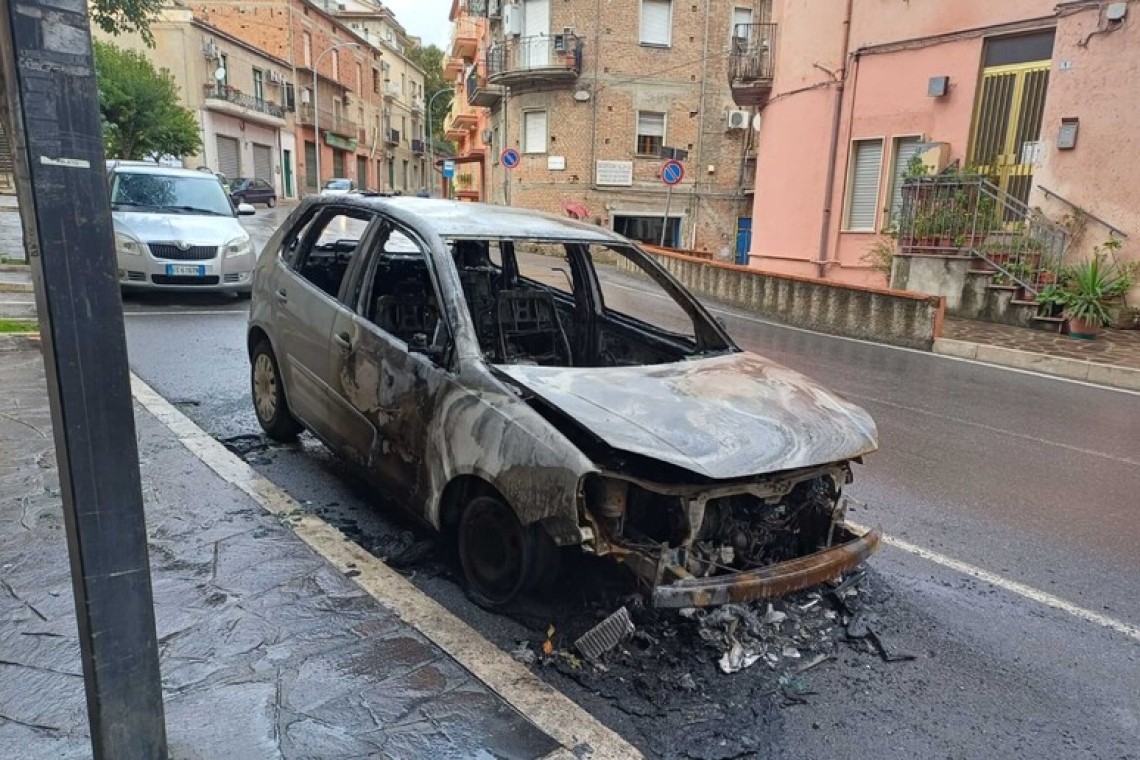 Distrutta dalle fiamme l'auto di un giornalista in Calabria, non è escluso il dolo