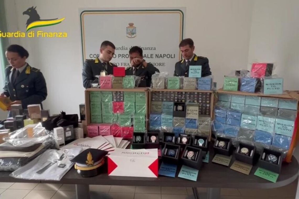 Falsi Moonswatch tra i 140mila articoli sequestrati in provincia di Napoli