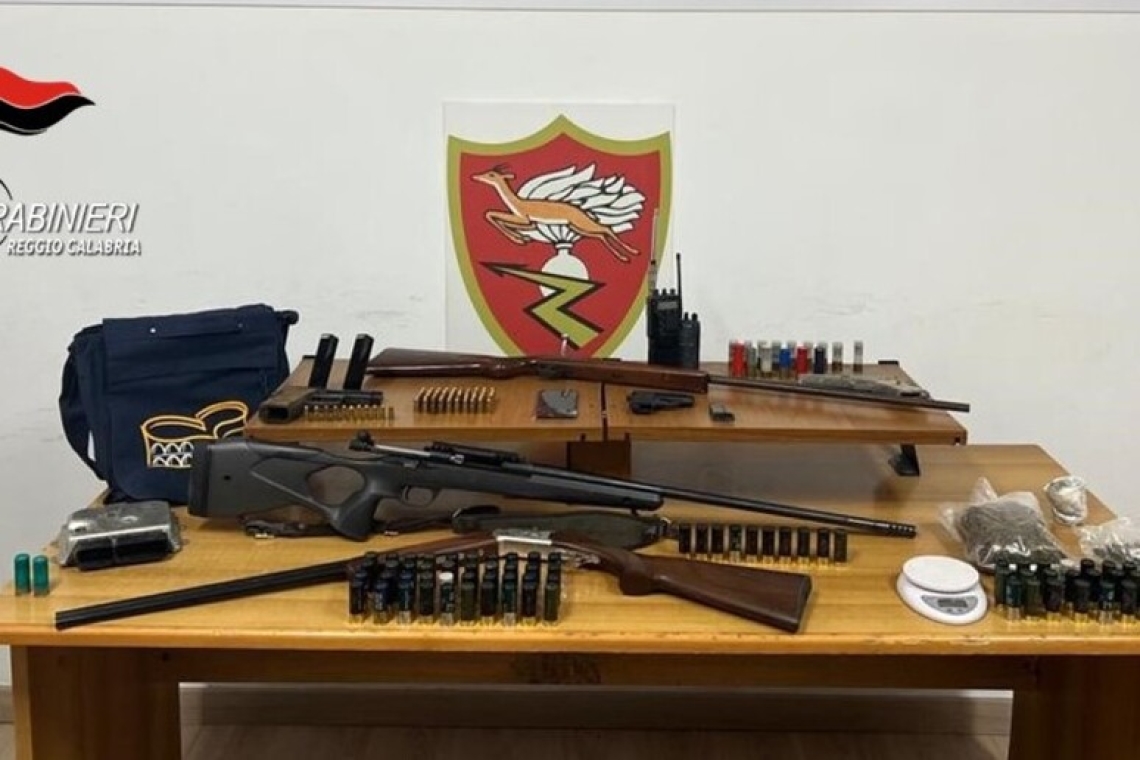 Trovate armi e droga tra i rifiuti, sequestrate a Reggio Calabria