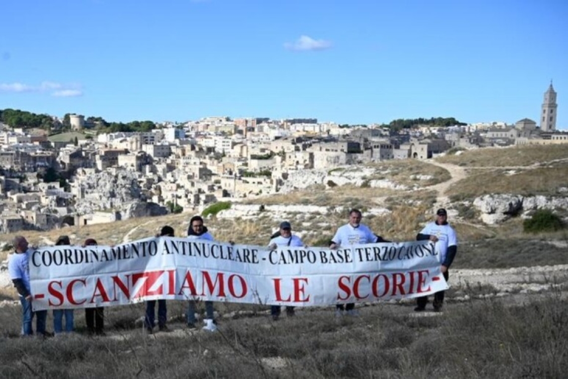 Associazione  “ScanZiamo le scorie”, vent'anni dopo in flash mob contro deposito radioattivo a Matera
