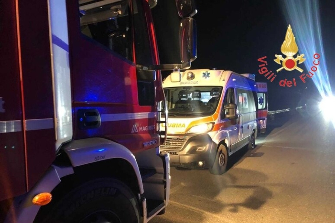 Si scontrano con cinghiale e scesi dall'auto finiscono in un canalone