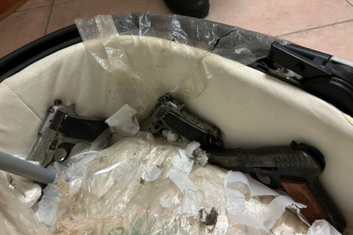 Armi e droga nascosti in una carrozzina, due arresti