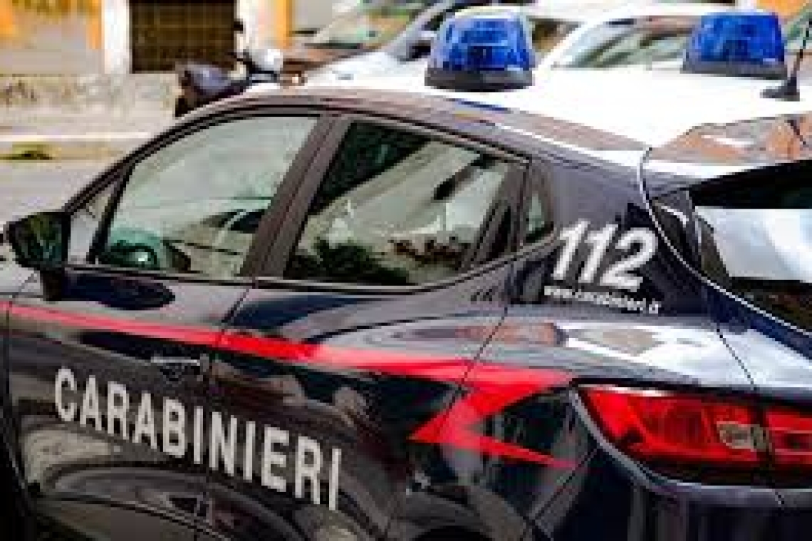 Picchia la moglie davanti alle figlie e poi esce tranquillamente per comprare le sigarette