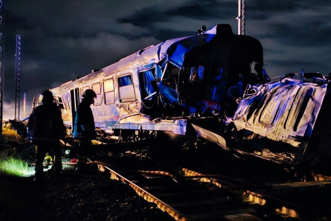 Un treno travolge un camion che era fermo sui binari, due morti a Corigliano Rossano