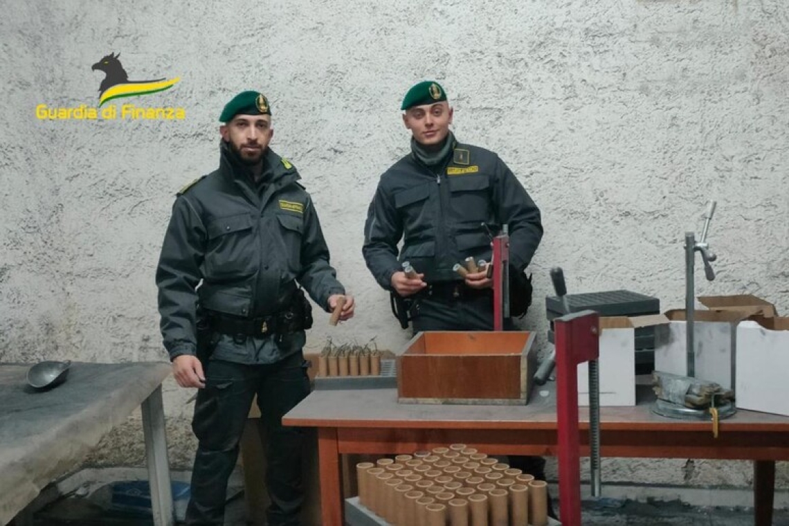 Maxi sequestro di fuochi d'artificio illegali a Napoli e provincia